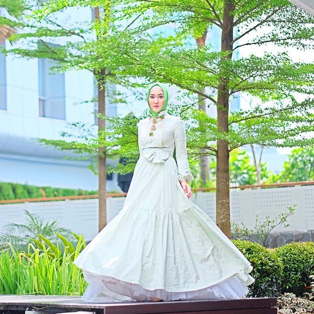 PUTAR CANTIK, POSE DIAN PELANGI INI BIKIN DIRINYA MIRIP 