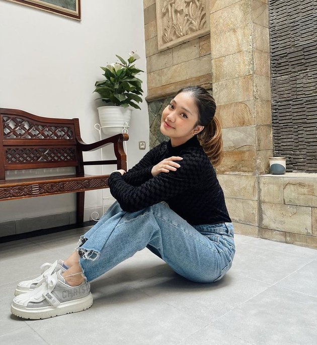 Putra Siregar Sentenced to 6 Months, Here are 8 Photos of Chika who was Once Accused of Being the Cause of His Imprisonment - Flooded with Criticisms during Her Vacation