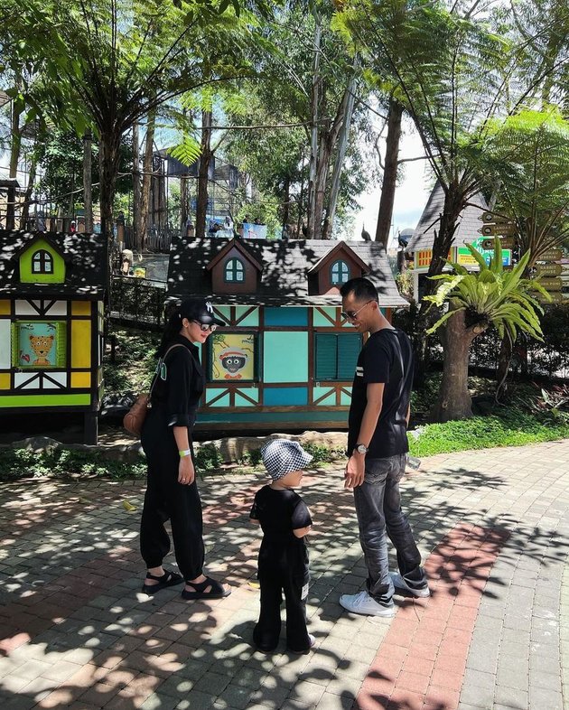Putri Duo Anggrek and Husband Share Fun Moments of Zoo Trip with Their Adorable Baby!