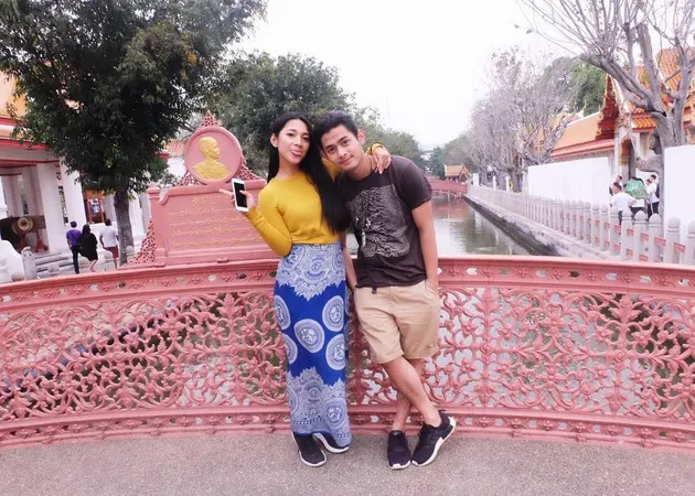 Foto mesra satu ini sama-sama diunggah oleh Dinda dan Miqdad di akun Instagram masing-masing. Cuma beda sedikit pose saja. Foto ini diambil saat keduanya ke Thailand bulan lalu.