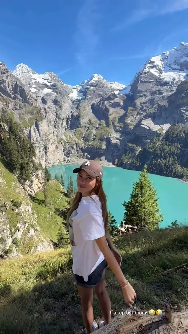 Potret Regina Phoenix liburan di Swiss