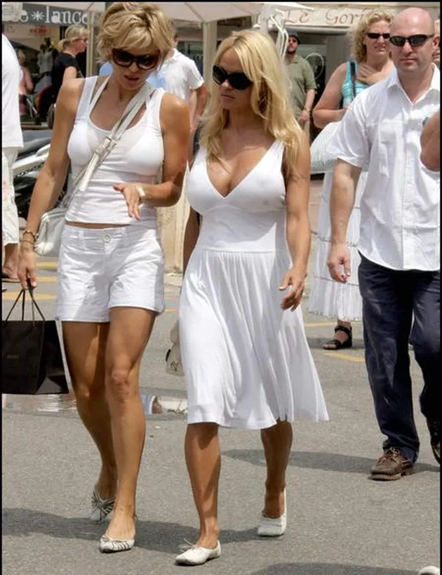 pamela_anderson_liburan