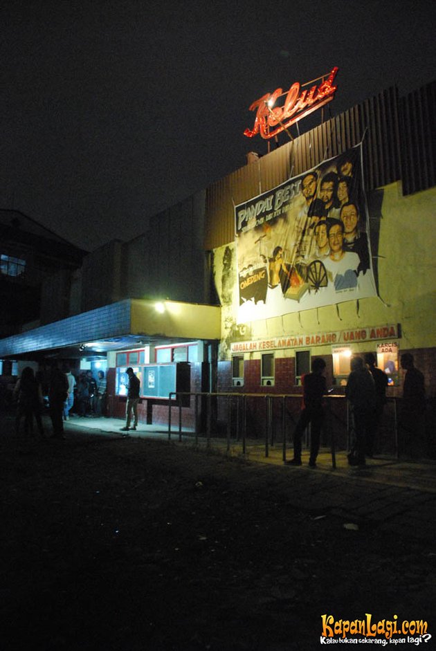Bioskop Kelud yang telah lama tak difungsikan disulap kawan-kawan Malang Sub Pop menjadi venue dengan tata panggung yang apik.