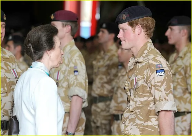 pangeran_harry_medali