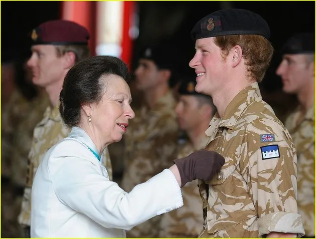 pangeran_harry_medali