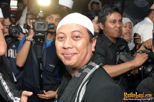 Opick yang tengah menyiapkan lagu untuk dinyanyikan Adibah, putri almarhum Uje, juga hadir.