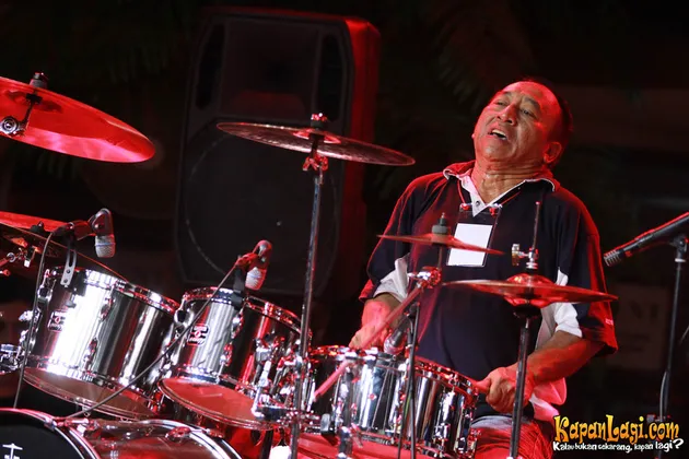 Teddy Sudjaya tampak menikmati bermain drum.