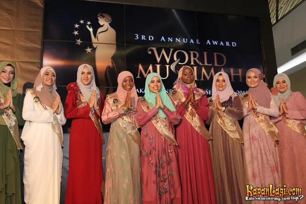 Tak hanya modis, namun juga memenuhi unsur syariat. Tema Muslim Colors the World kali ini diusung sebagai tagline busana. Kontestan mana favoritmu? :)