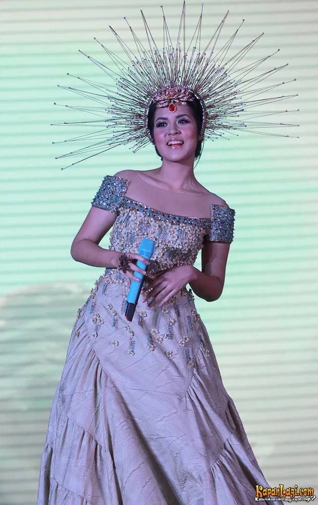 PARADE GAUN UNIK PARA SELEBRITIS DI MAGNUM INFINITY PARTY ...