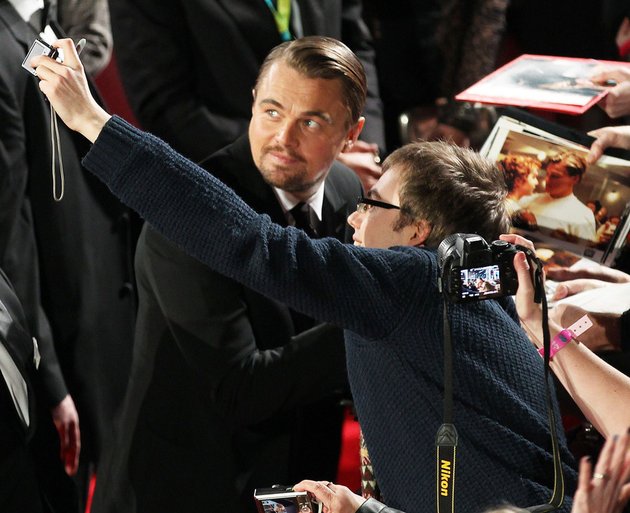 Anti mainstream, Leonardo DiCaprio memilih untuk lebih banyak menghabiskan waktu berfoto bersam penggemar di atas red carpet.