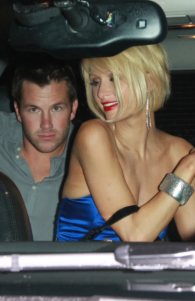 paris_hilton_gaun_biru