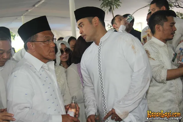 PEMAKAMAN NENEK ARDIE BAKRIE - NIA RAMADHANI - KapanLagi.com