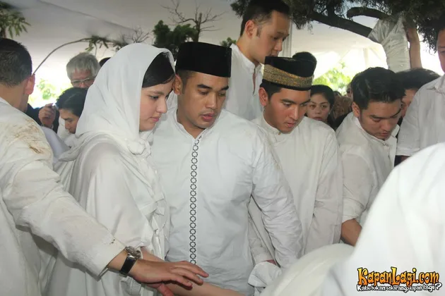 PEMAKAMAN NENEK ARDIE BAKRIE - NIA RAMADHANI - KapanLagi.com