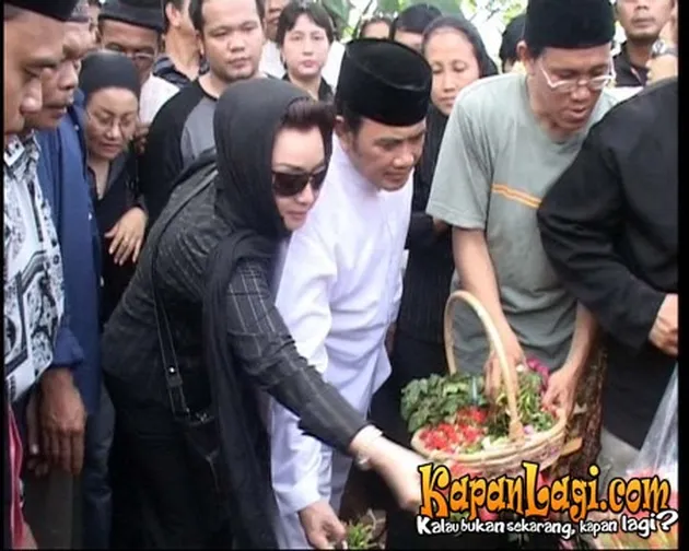 PEMAKAMAN VERONICA - KapanLagi.com