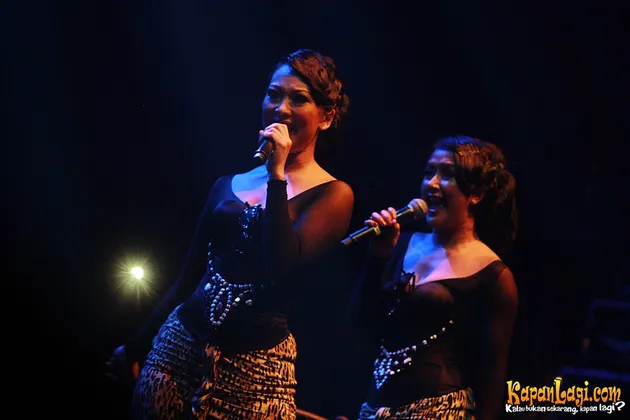 Jarang muncul di layar kaca, tetapi mereka masih aktif di panggung live.