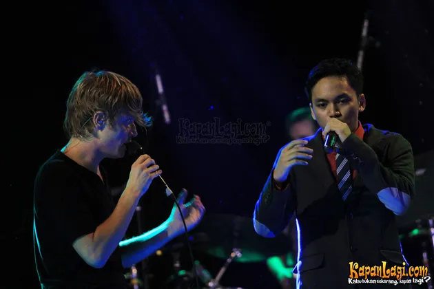 Wouter Hamel dan Calvin Jeremy mengadakan konser kolaborasi di Pelataran Erasmus Huis, Kuningan, Jakarta.