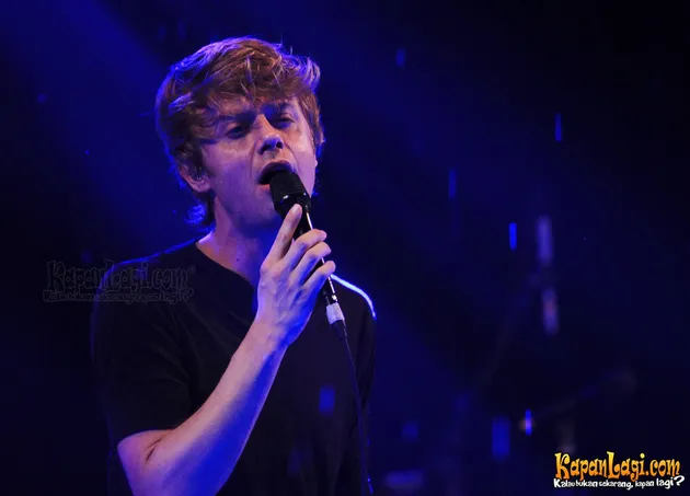 Wouter Hamel tetap enjoy menghibur penggemarnya meskipun arena konser tengah diguyur hujan.
