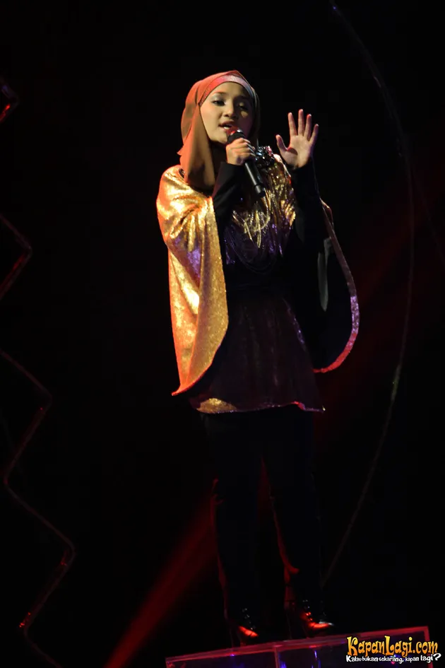 Fatin Shidqia Lubis tampil anggun menyanyikan lagu It Will Rain.
