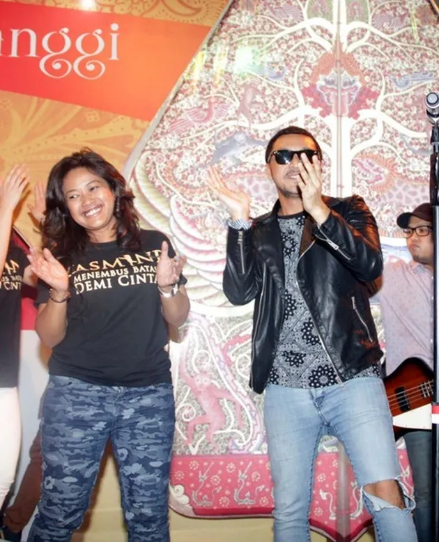 Mari kita simak keseruan Nidji dengan sutradara dan pemain film YASMINE pada saat acara meet and greet di Plaza Semanggi.