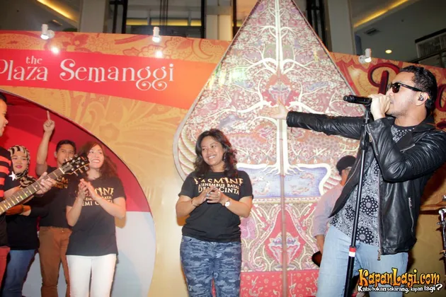 Ini dia ekspresi sang sutradara Siti Kamaluddin ketika diperkenalkan di atas panggung.
