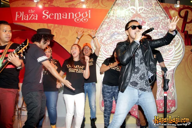 RunD mempersilakan Liyana Yus agar maju ke samping Giring.