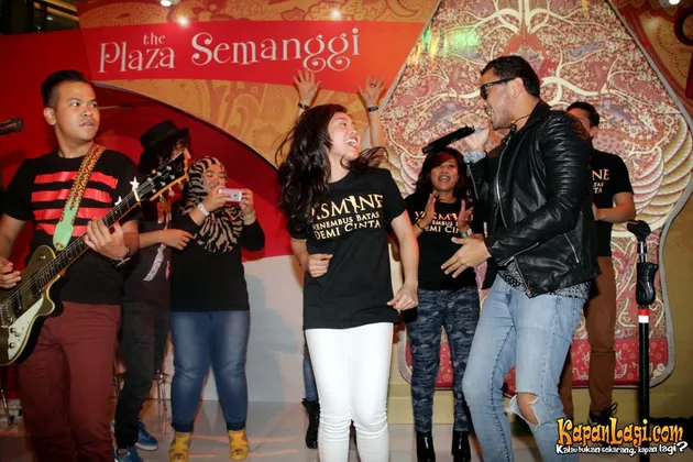 Dan mereka pun menikmati lagu bersama.