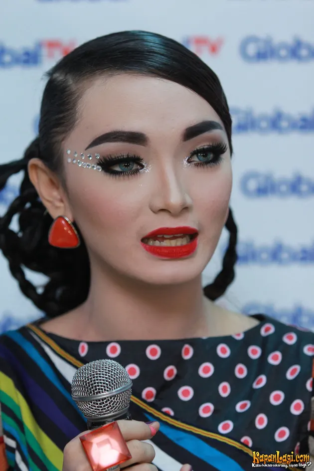 PENAMPILAN SUPER UNIK ZASKIA GOTIK DI ULANG TAHUN GLOBAL 