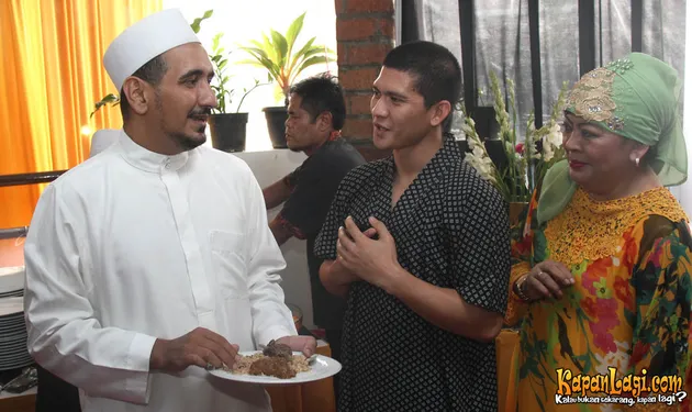 Iko pun menyapa tamu yang datang.