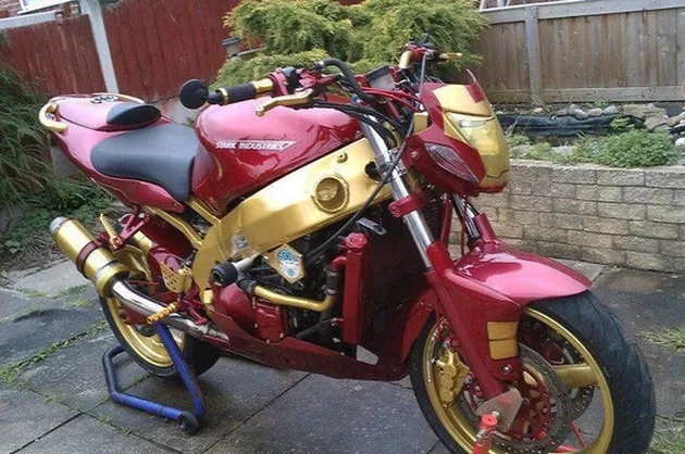 Coba deh pergi ke sekolah atau ke tempat kerja dengan sepeda motor ala Iron Man ini, dijamin temanmu, ,meski bukan kekasihmu, akan lengket padamu seperti perangko untuk minta dibonceng.