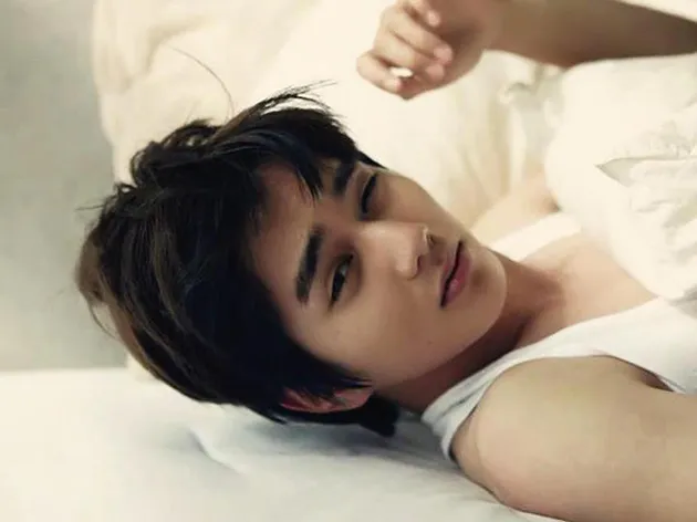 Seolah bangun tidur, Yoo Seung Ho tercapture dengan natural di tempat tidurnya.