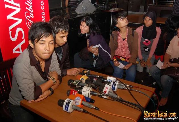 poppy bunga, zivilia band