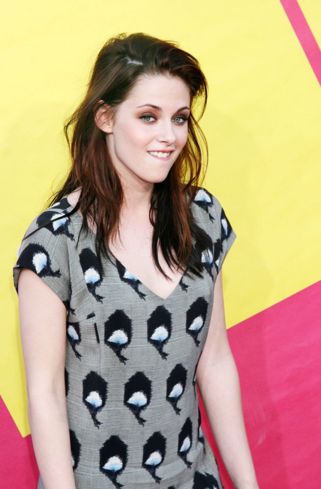 POSE POSE ANDALAN KRISTEN STEWART DI RED CARPET 