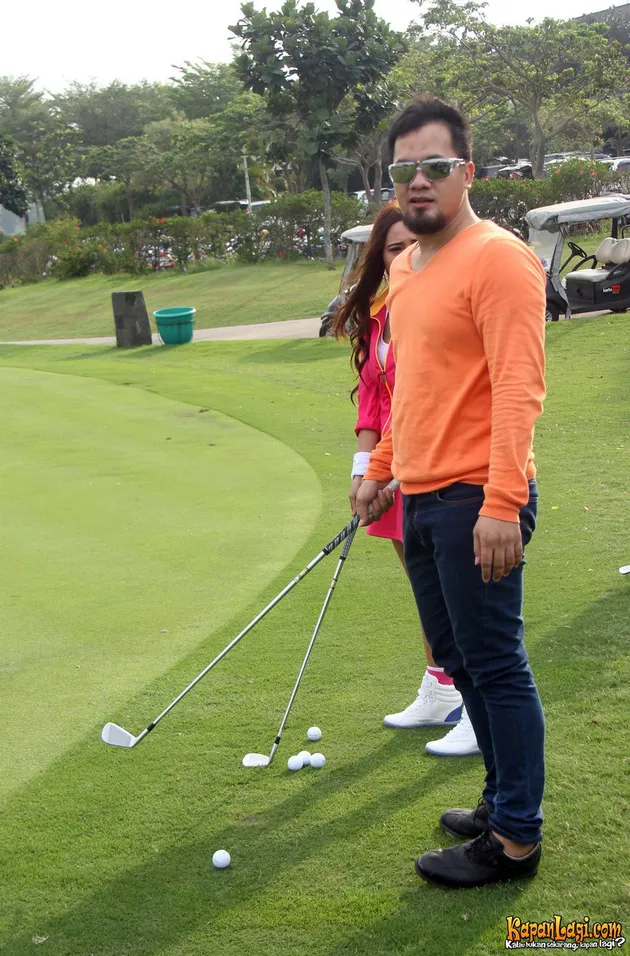 POSE SAIPUL JAMIELL DAN NYAR PRYANITA SAAT LATIHAN GOLF 