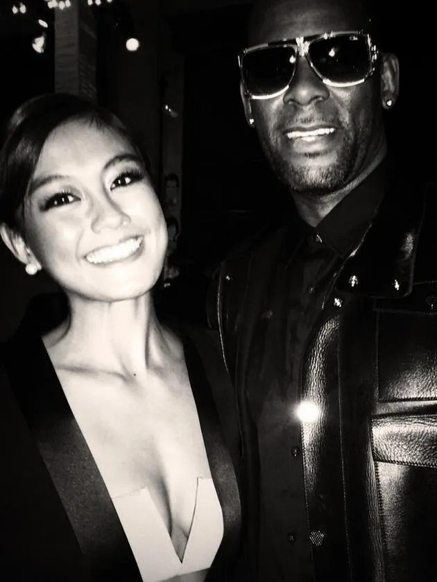 Dengan balutan bustier yang menutupi bagian dadanya, Agnes berfoto dengan R Kelly.