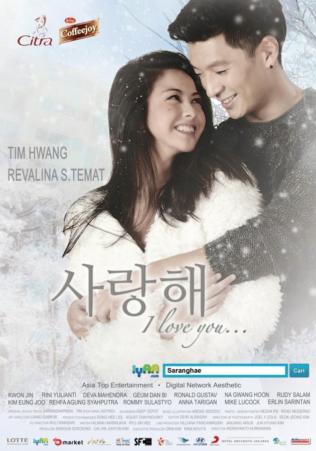 Kim Young Min (Tim Hwang) dan Ayu (Revalina S Temat) saling berpelukan dan tersenyum bahagia. Tipikal poster film percintaan Korea dengan gambar dua tokoh utamanya bersanding.