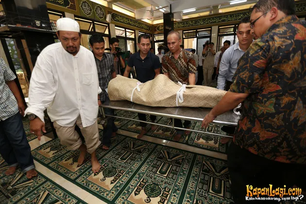 POTRET KESEDIHAN KELUARGA DI MOMEN TERAKHIR JENAZAH IDRIS 