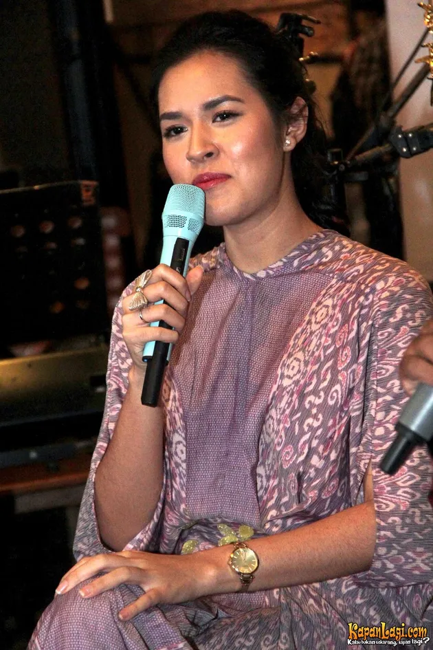 Berlokasi di sebuah cafe bernama Sinou, Jakarta, Raisa menemui fansnya dan menggelar showcase plus buka bersama.