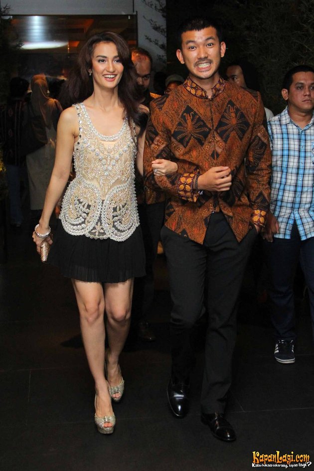 Pasangan kekasih Rio Dewanto dan Atiqah Hasiholan tampak bahagia menghadiri premiere film HELLO GOODBYE.