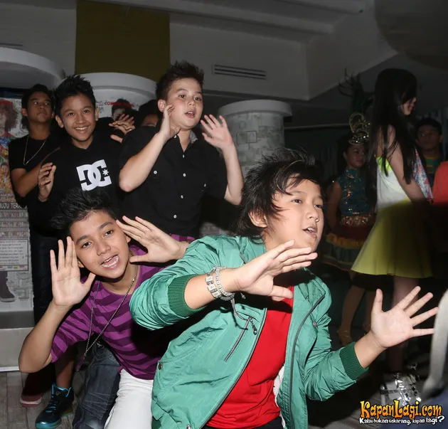 Suka Suka Super 7 - Habis Gelap Menuju Terang