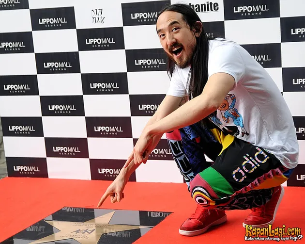 Steve Aoki menunjukkan namanya yang diabadikan di lantai berbentuk bintang.
