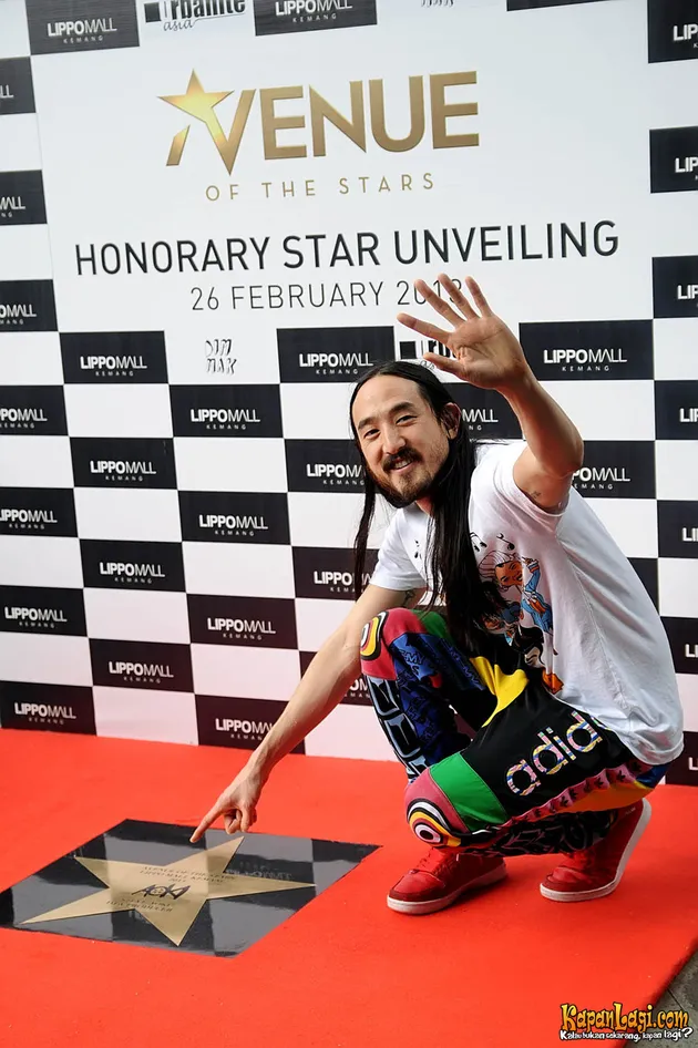Kegembiraan menyelimuti wajah Steve Aoki saat namanya diabadikan.