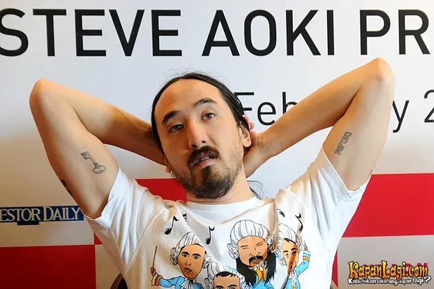 Pose santai Steve Aoki saat preskon berlangsung.
