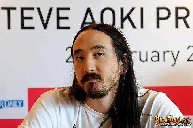 Steve Aoki saat menghadiri jumpa pers di premier konsernya.