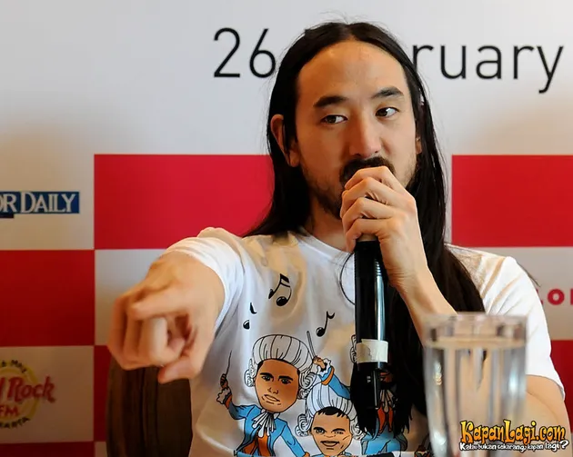 Steve Aoki menjawab pertanyaan dari awak media.