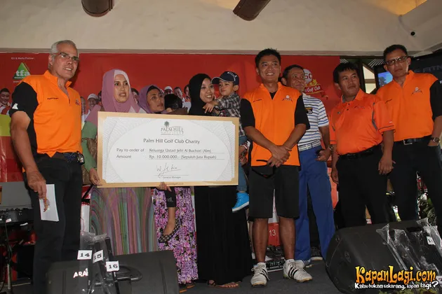 Eny, kakak kandung Pipik menerima uang donasi yang diserahkan langsung oleh ketua CGC, Don Papank.