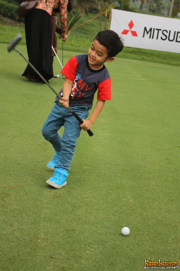 PUTRA BUNGSU UJE MENERIMA SANTUNAN DARI CELEBRITY GOLF 