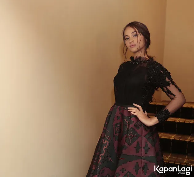 R: Raja, Ratu &amp; Rahasia