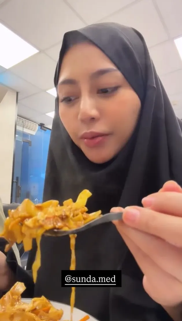 Rachel Vennya makan kwetiau