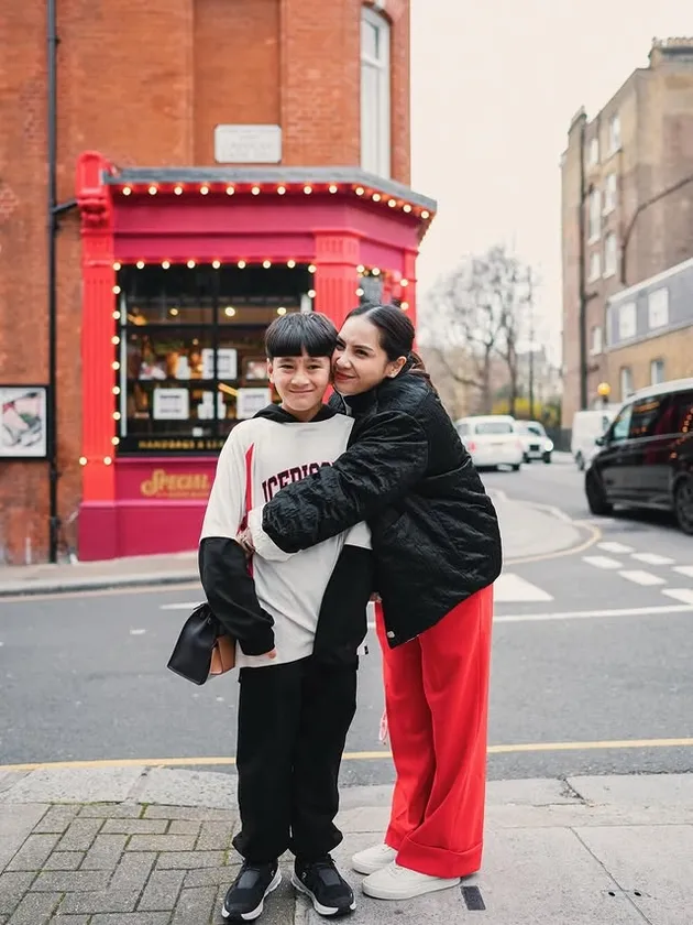 Nagita Slavina dan Rafathar foto pelukan