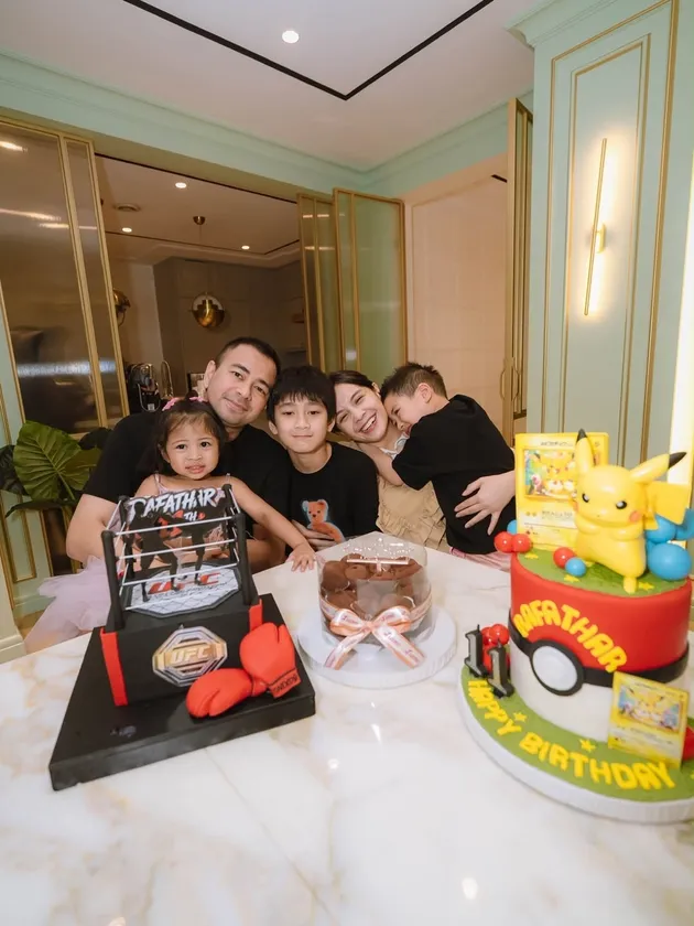Rafathar didampingi Raffi dan keluarga
